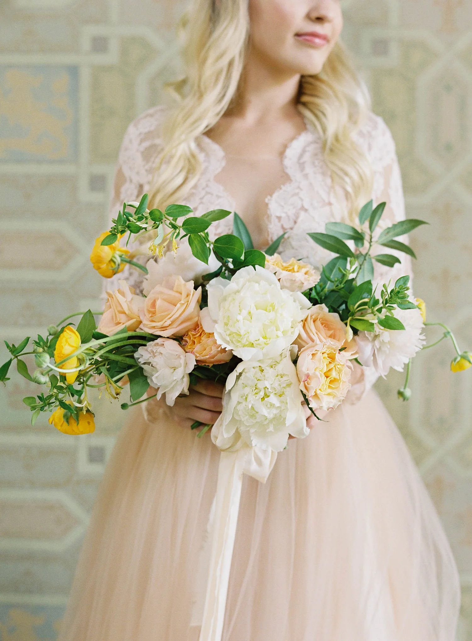 Garden-toned bridal bouquet in peach and ivory